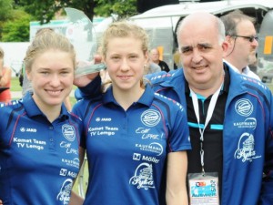 Teamleiter Bernd Wollbrink mit „seinen“ Youngstars Lena Meißner und Charlotte Ahrens
